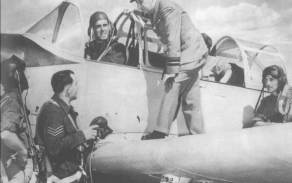 Karel Janoušek při první služební cestě do USA v červenci 1943 navštívil pilotní školu v kanadské provincii Alberta, kde se cvičili budoucí piloti čs. letectva ve Velké Británii