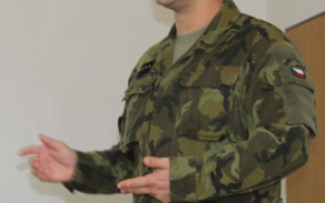 Velitel roty kapitán Ivan Gacov během prezentace o projektu páteřního radiolokátoru