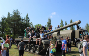 4_z_pozemni_techniky_byl_jiste_nejvetsi_zajem_o_tank_t-72.jpg
