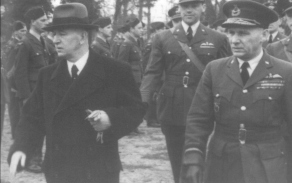 Karel Janoušek doprovází ve Velké Británii v době druhé světové války prezidenta dr. Edvarda Beneše při jeho návštěvě 311. perutě