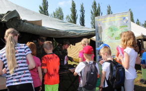 5_mali_navstevnici_si_prohledli_vystroj_a_vyzbroj_vojaka.jpg