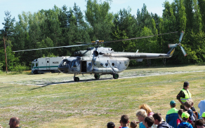 Nejen děti si pak mohli zblízka vojenský vrtulník Mi-17 prohlédnout