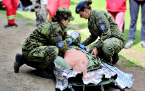 Zdravotní specialisté ukázali postup ošetření zranění dle principů TCCC (Tactical Combat Casualty Care)