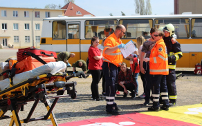 Zdravotnická záchranná služba si po svém příjezdu postupně přebírala raněné