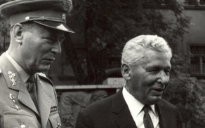 Karel Janoušek v červenci 1968 s tehdejším velitelem letectva Oldřichem Štanglem. O Janouškovi se tehdy krátkodobě, v době uvolnění, mohlo hovořit a mohl se i stýkat s představiteli armády.