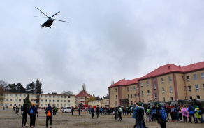 6_nad_hlavami_navstevniku_proletl_vrtulnik_mi-17.jpg