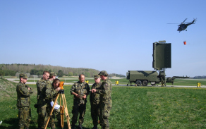 6_prakticka_priprava_specialistu_radiotechnickeho_vojska_v_mereni_uhlu_skrytu_s_vyuzitim_teodolitu.jpg