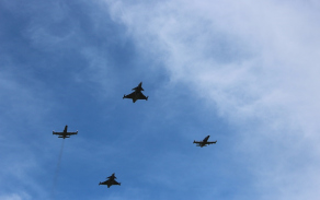 Průlet dvou víceúčelových bojových letounů Jas-39 Gripen v doprovodu dvou letounů L-159 Alca