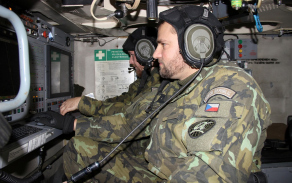 Strakoničtí vojáci s řídícími a naváděcími radiolokátory SURN CZ se zdokonalovali v zachytávání vzdušných cílů v podmínkách radioelektronického rušení