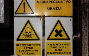 6_vsudypritomne_cedule_s_vystraznymi_napisy.jpg