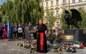 Kardinál Dominik Duka při duchovní promluvě před památníkem na Klárově