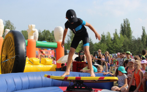 Na simulátoru surfu si děti mohly vyzkoušet svou rovnováhu