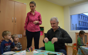 Plukovník Milan Malík během lednového přátelského posezení společně s dětmi vyrábí karnevalové masky