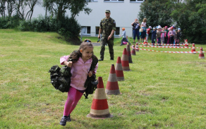 Aby malí i velcí školáci během celodenního programu nezaháleli, připravili si pro ně příslušníci 26. pluku překážkovou dráhu s brannou tématikou