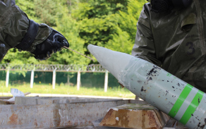 8_po_jedne_vrstve_sadry_se_pyrotechnik_pomoci_pp-3_papirku_presvedcuje_zda_uniku_latky_ze_strely_zamezil.jpg