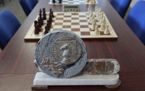 8_sachovnice_mramor_znak.jpg