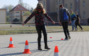 Absolvování překážkové dráhy za použití tzv. „opileckých brýlí“ nebylo tak jednoduché, jak se na první pohled zdálo