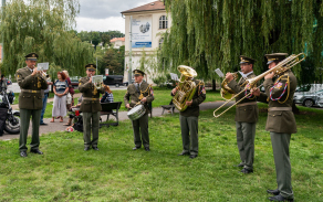 Ke slavnostní atmosféře přispěli vojáci Čestné stráže AČR a sextet Ústřední hudby AČR