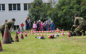 Na vlastní kůži si tak malí i velcí studenti vyzkoušeli plazení...